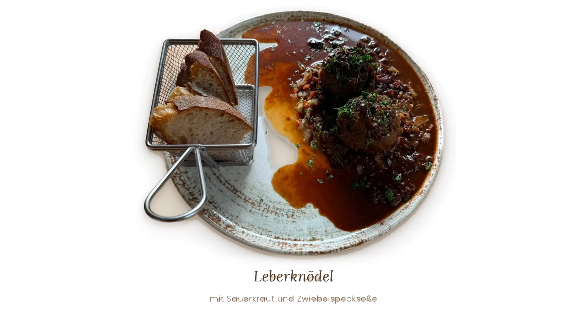 Essensimpression: Leberknödel mit Sauerkraut und Zwiebelspecksauce